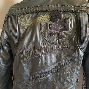 Women’s Harley-Davidson leather jacket set.